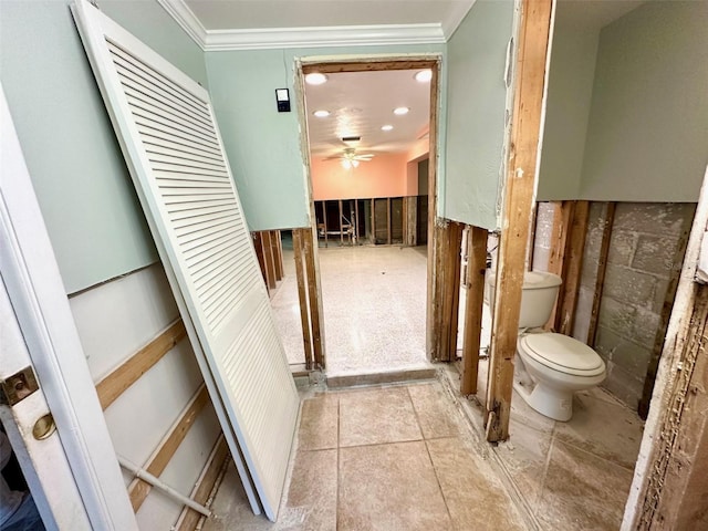 bathroom featuring toilet, ceiling fan, crown molding, and recessed lighting