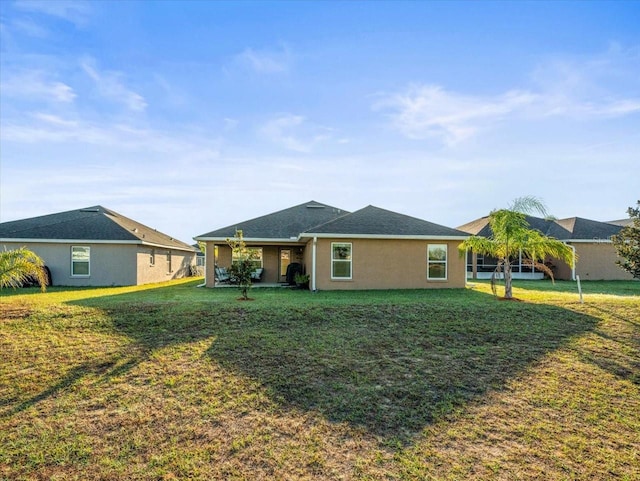 view of front facade featuring stucco siding and a front yard