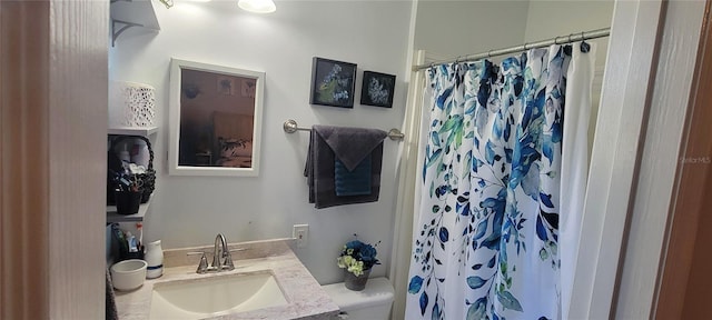 full bathroom featuring curtained shower and vanity