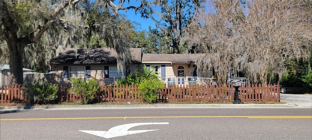 ranch-style home featuring a fenced front yard