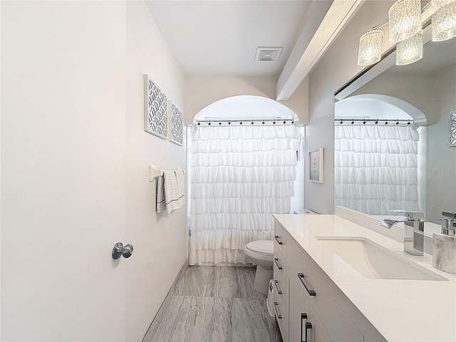 bathroom with toilet, visible vents, shower / tub combo with curtain, and vanity