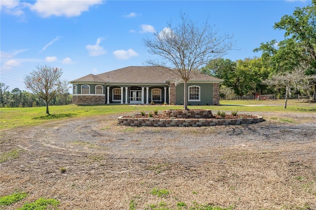 view of front of house featuring a porch and a front yard