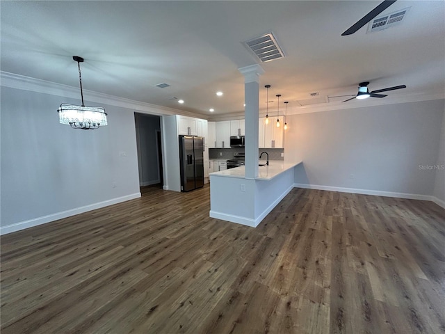 kitchen featuring open floor plan, a peninsula, visible vents, and appliances with stainless steel finishes