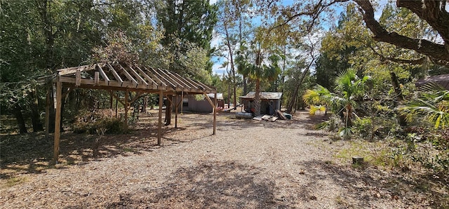 view of yard featuring an outbuilding