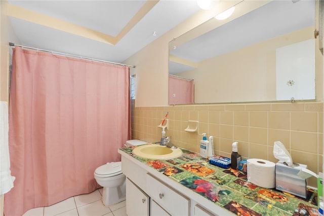 full bath featuring a shower with shower curtain, toilet, tile patterned flooring, vanity, and tile walls