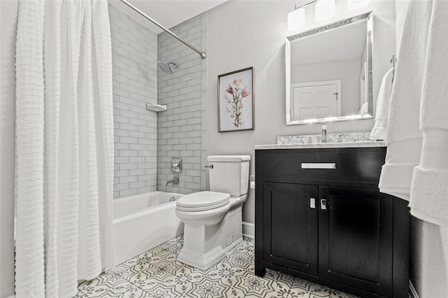 full bathroom featuring tile patterned floors, shower / bath combo with shower curtain, toilet, baseboards, and vanity