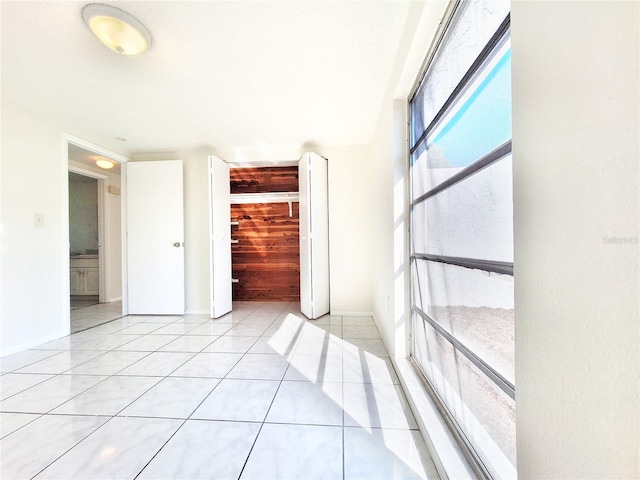 empty room featuring light tile patterned floors