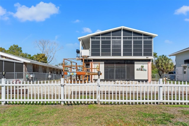 view of front of house featuring a fenced front yard