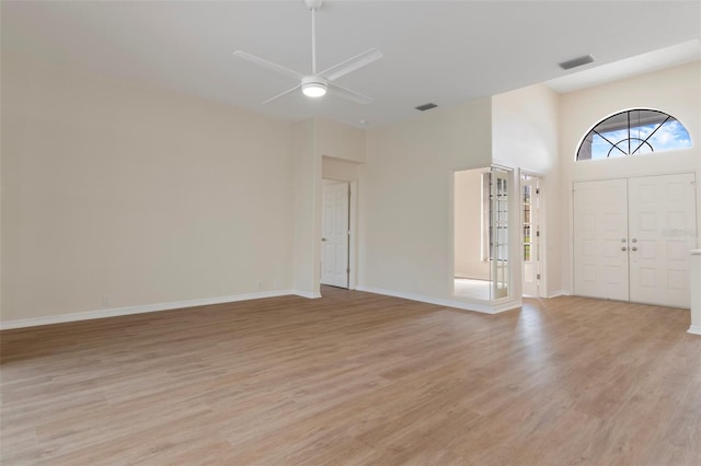 entryway featuring light wood-style floors, visible vents, ceiling fan, and baseboards