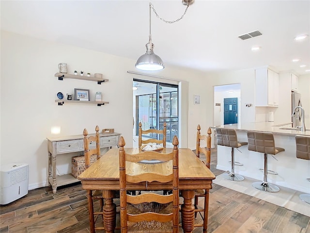 dining room featuring recessed lighting, dark wood-style flooring, visible vents, and baseboards