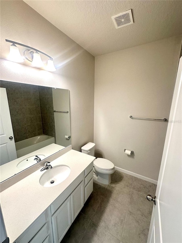 full bath with a textured ceiling, toilet, vanity, visible vents, and baseboards