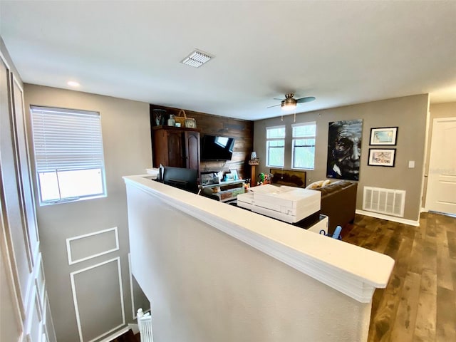 living area featuring a ceiling fan, visible vents, wood finished floors, and recessed lighting