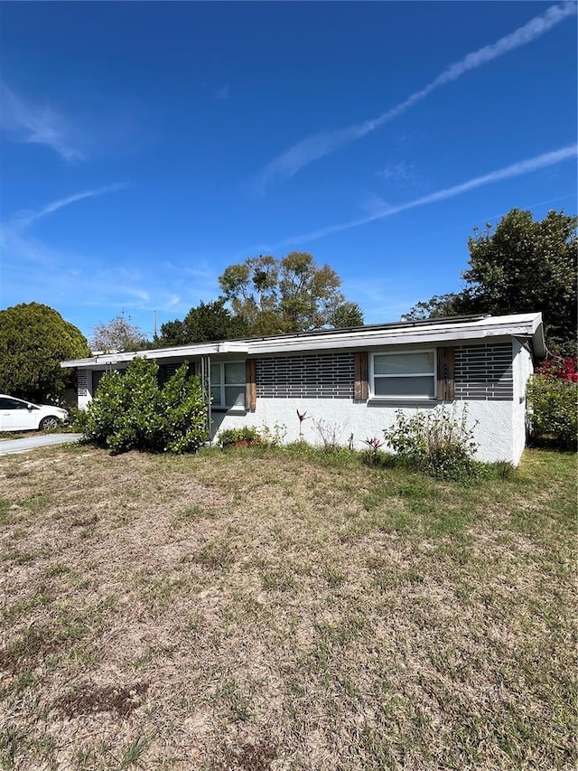 single story home with a front yard