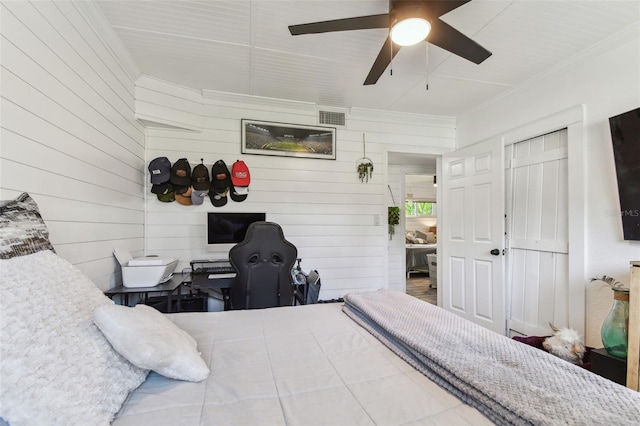 bedroom with ornamental molding, a closet, visible vents, and a ceiling fan