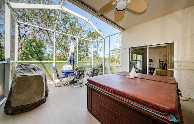 sunroom with ceiling fan