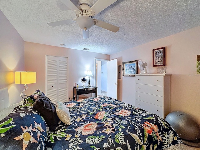 bedroom featuring a textured ceiling, a closet, visible vents, and a ceiling fan