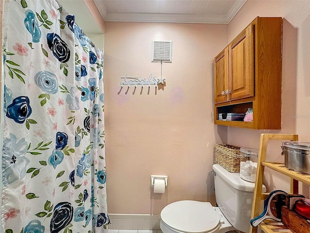 full bathroom with toilet, a shower with shower curtain, visible vents, and crown molding