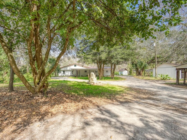 view of front facade with driveway