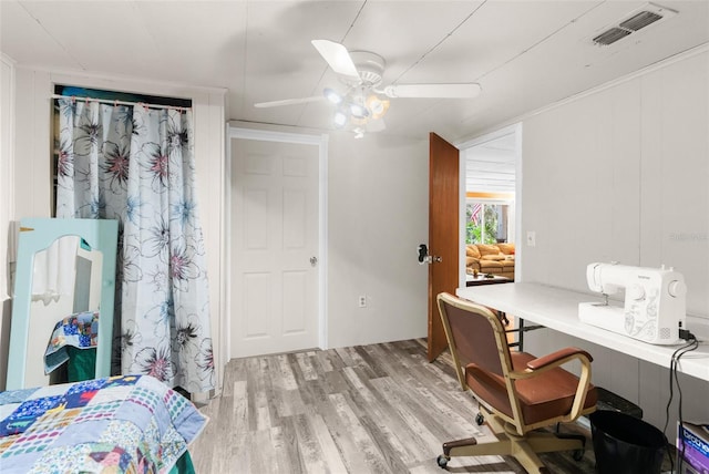 bedroom with visible vents, light wood-style floors, and ceiling fan