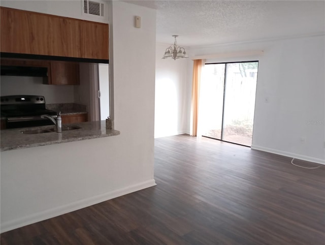 kitchen with electric range, visible vents, dark wood finished floors, a textured ceiling, and a sink