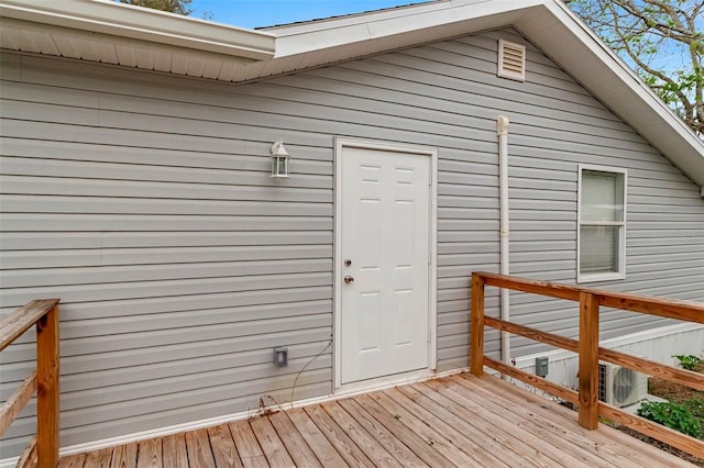 entrance to property featuring a wooden deck