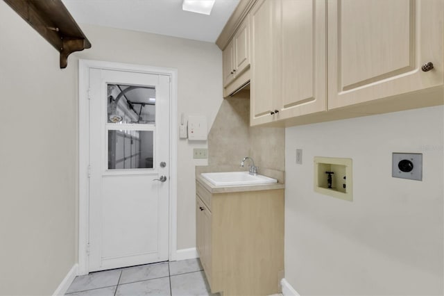 laundry room featuring cabinet space, baseboards, hookup for a washing machine, hookup for an electric dryer, and a sink