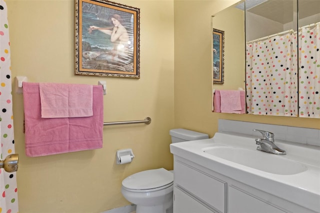 full bathroom featuring a shower with curtain, toilet, and vanity