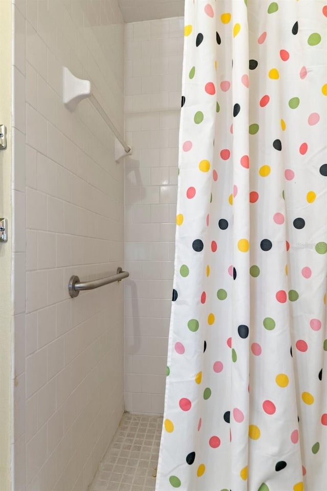 full bath featuring a tile shower