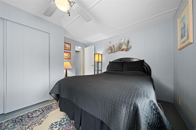 bedroom featuring ceiling fan