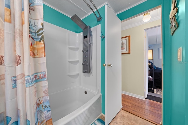 bathroom featuring shower / bath combo with shower curtain, wood finished floors, baseboards, and ornamental molding