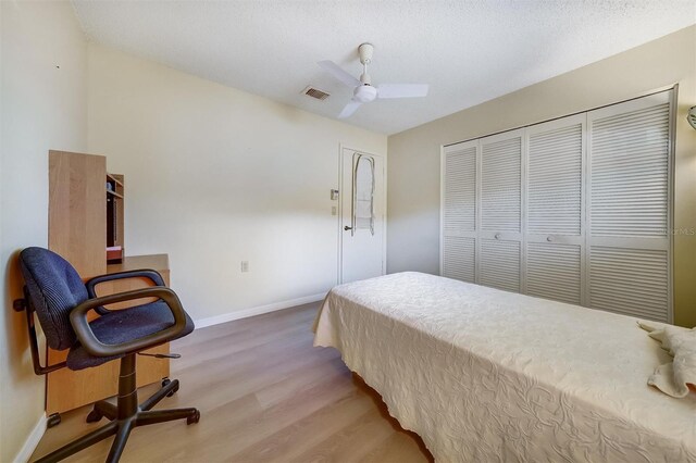 8420 Winding Wood Dr, Port Richey, FL 34668 - bedroom featuring baseboards, visible vents, wood finished floors, vaulted ceiling, and a closet