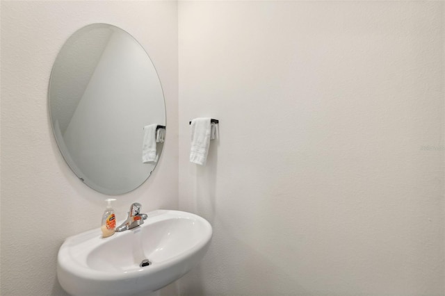 bathroom featuring a sink