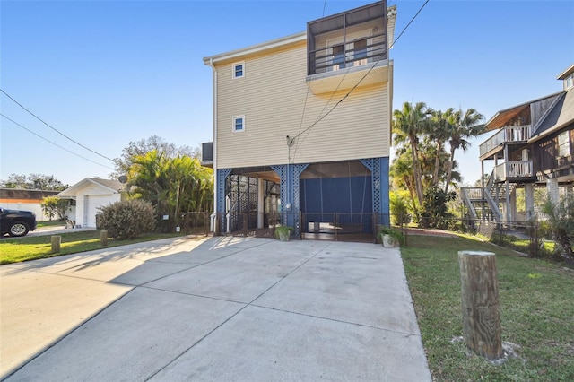 view of front of house with driveway and a front lawn