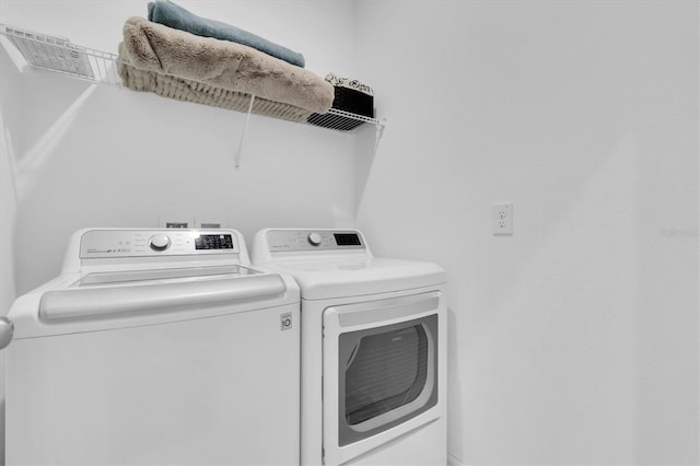 washroom with laundry area and washer and clothes dryer