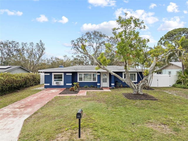 view of front of house featuring driveway, a front lawn, fence, and a gate