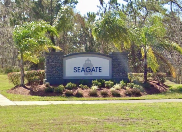 community sign with a yard