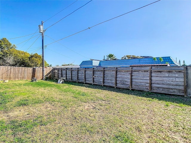 view of yard featuring a fenced backyard