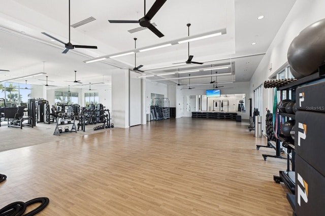 workout area with light wood-type flooring, visible vents, a ceiling fan, and recessed lighting