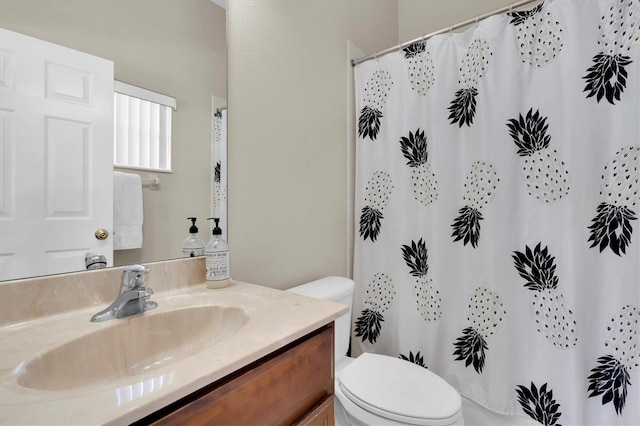 full bath with curtained shower, toilet, and vanity