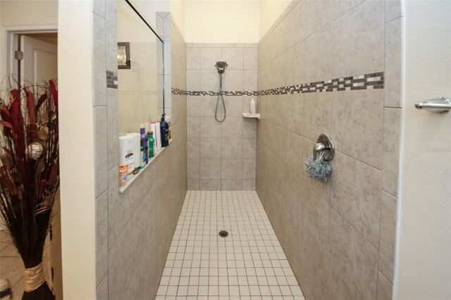 bathroom featuring tiled shower