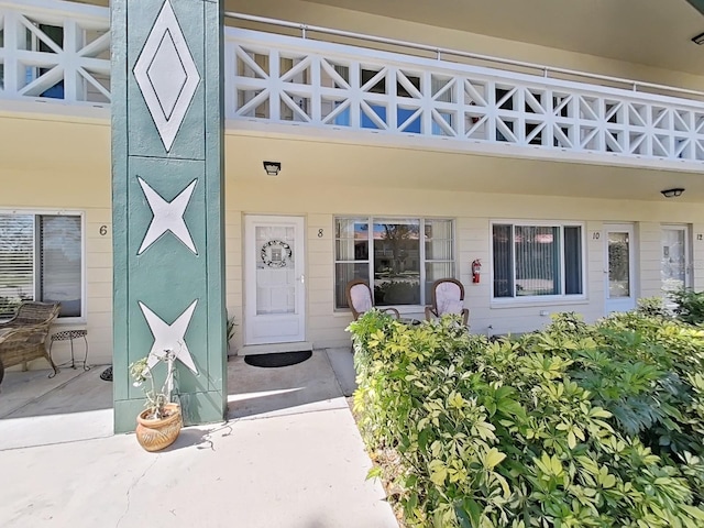 entrance to property with stucco siding