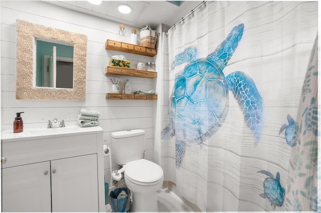 full bath with a shower with curtain, vanity, and toilet