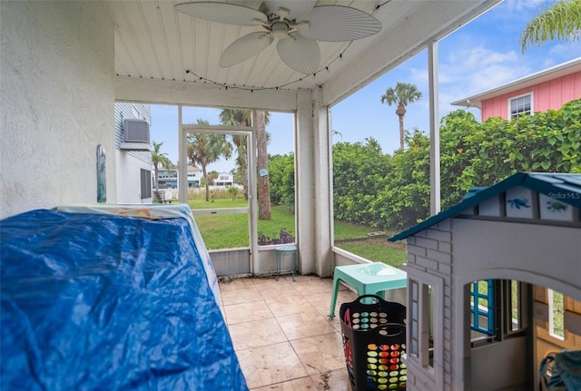 sunroom / solarium with a ceiling fan