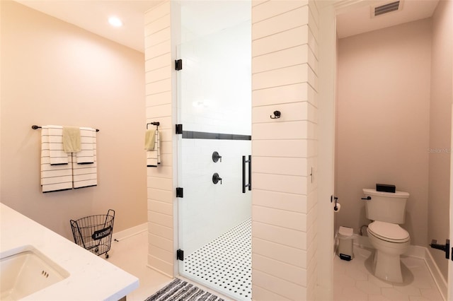 full bath with visible vents, a shower stall, toilet, recessed lighting, and a sink