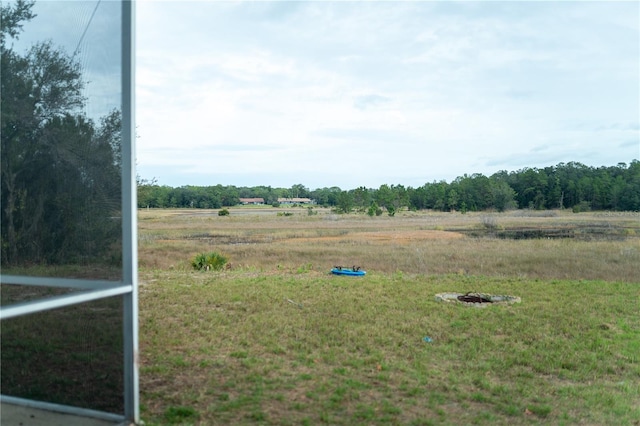 view of yard featuring a rural view