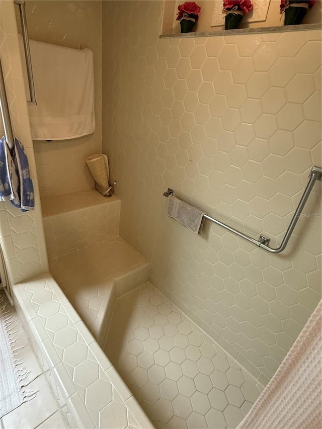 full bathroom featuring a tile shower