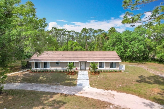 single story home featuring a front lawn