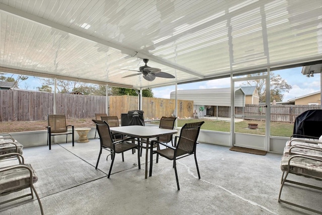 sunroom / solarium with ceiling fan