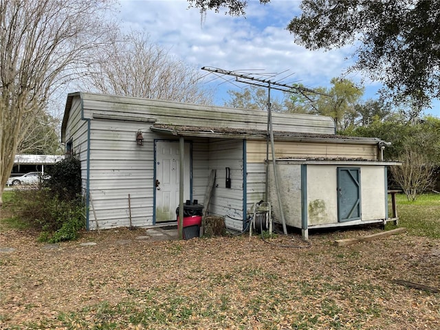 view of outdoor structure with an outbuilding