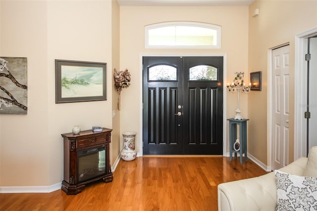 foyer featuring wood finished floors and baseboards